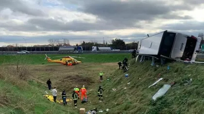 Autocar cu români, răsturnat pe autostradă. Scene dramatice: răniţii au fost duşi la spital cu elicopterul VIDEO