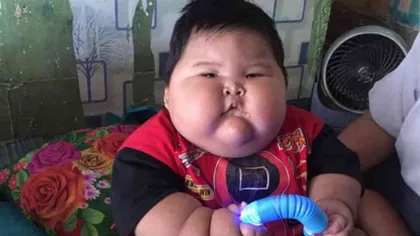 Bebelușul gigant din Indonezia! Este atât de gras încât încape în hainele tatălui său