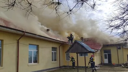 Incendiu violent la o şcoală din România. Elevii şi profesorii au ieşit panicaţi de la ore VIDEO