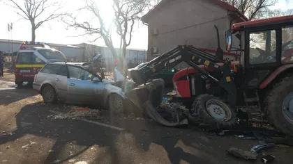 Val de accidente pe drumurile din România. Doi bărbați au murit, după ce mașina în care se aflau s-a izbit de un tractor
