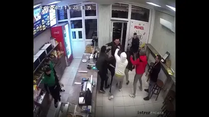 Bătaie generală întru-un fast food din Oradea! Bătaia a fost filmată de camerele de supraveghere VIDEO