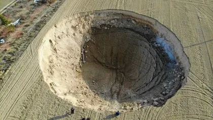 Crater uriaș apărut după cutremurele din ultimele zile. Pământul s-a prăbușit în apropierea caselor