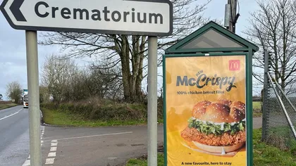 McDonald's acceptă să îndepărteze o reclamă la McCrispy amplasată lângă semnul care indică prezenţa unui crematoriu VIDEO