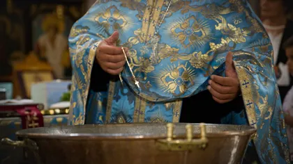 Preot acuzat că cere suprataxă pentru botez. Reacţie uluitoare: 