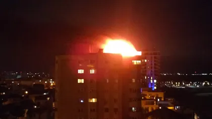 Cod roşu de intervenţie. Incendiu violent la un bloc-turn VIDEO