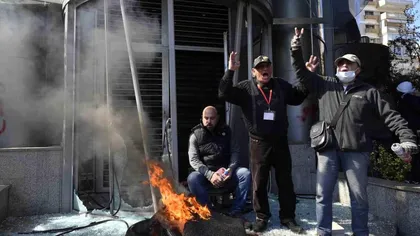 Revoltă violentă în Liban din cauza crizei economice. Oamenii au spart vitrinele băncilor şi au incendiat pneuri pentru a-şi cere banii blocaţi GALERIE FOTO + VIDEO