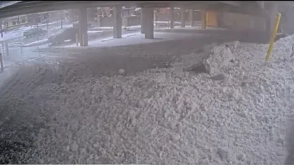 Momentul în care tavanul unei parcări se prăbușește sub greutatea zăpezii VIDEO