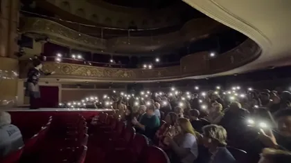Piesa de teatru ”O scrisoare pierdută” s-a jucat la lumina telefoanelor spectatorilor. Pană de curent la Timișoara