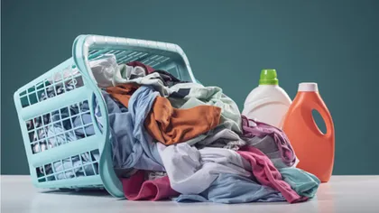 Trucul care te ajută să speli hainele în mașina de spălat fără să rămâi lefter. Poți înlocui detergentul cu doar câteva ingrediente