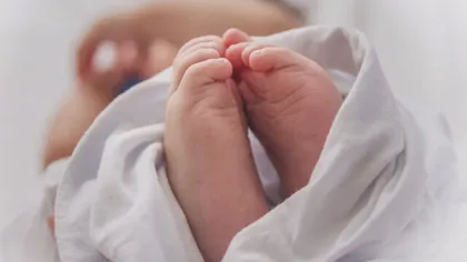 VIDEO Imagini terifiante cu un bebeluș salvat în ultima clipă! Fetița fusese aruncată la gunoi de propria mamă