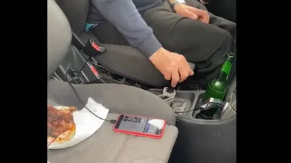 Şofer prins în timp ce petrecea la volan, în trafic, cu friptură, bere, țigări şi manele. Era băut şi conducea haotic VIDEO