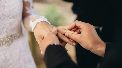 O femeie a aflat că s-a căsătorit cu verişorul ei. Cum a făcut descoperirea şocantă