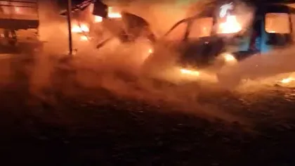 Incendiu violent la un service auto din Prahova. O mașină și alte materiale electrice aflate în hală au fost distruse