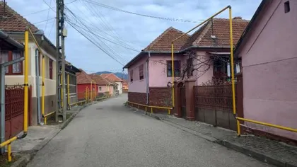 Oamenii dintr-un sat din Hunedoara sunt revoltați după ce conductele de gaze montate arată ca nişte antene comuniste colorate