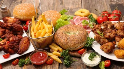 Elevii de la o școală din România primesc mâncare de tip fast-food la masa de prânz. Meniul celor mici e plătit din bani europeni