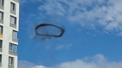 VIDEO Locuitorii Moscovei, speriaţi de mai multe cercuri negre apărute pe cer