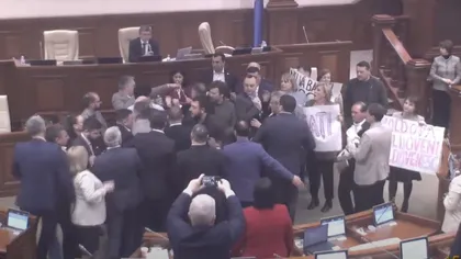 VIDEO: Scandal-monstru provocat de pro-ruși, în Parlamentul Rep. Moldova. Deputații dirijați de Moscova nu acceptă limba română ca limbă oficială