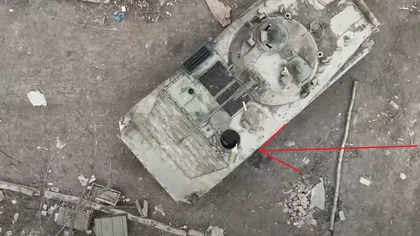 Nu e glumă: ucrainenii au filmat în timp ce au aruncat în aer un tanc al Rusiei. Grenada a intrat fix prin trapa deschisă (VIDEO VIRAL)