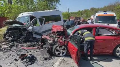 Plan roşu de intervenţie după un accident grav. Un microbuz plin de pasageri a lovit frontal un autoturism
