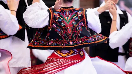 Costumul popular românesc face senzaţie în America. Două românce de succes au făcut posibil acest lucru