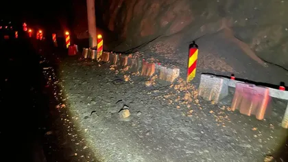 Restricții de trafic din cauza unor noi căderi de pietre pe centura oraşului Călimăneşti. Trafic deviat pe Valea Oltului