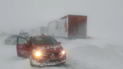 TIR-uri blocate în nămeți între Braşov şi Predeal. Şoferii reclamă că drumurile nu au fost curăţate, deşi a nins toată noaptea