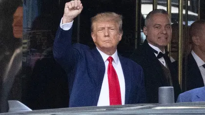 VIDEO și GALERIE FOTO Donald Trump s-a predat la Tribunalul din Manhattan și a fost eliberat după o oră. Care sunt acuzaţiile oficiale