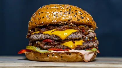Românii au comandat anul trecut un burger la fiecare 3 secunde. În minutul de aur a fost atins numărul de 253 de comenzi