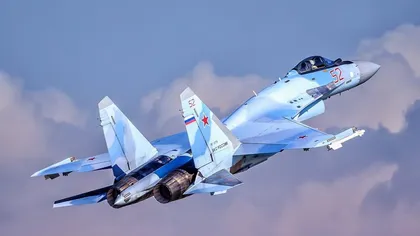 Avion de luptă rusesc Su-35 doborât în Marea Neagră. Imagini cu momentul în care pilotul încearcă să se apere cu rachete-momeală VIDEO