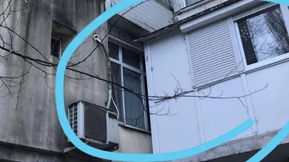 Revoltător: o familie de români s-a trezit cu balconul acoperit de un alt balcon, improvizat, construit de vecin