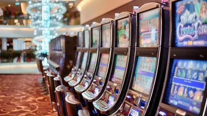 Legislativul face lucruri trăsnite: scot sălile de jocuri de noroc în cucuruz, împing oamenii să joace online