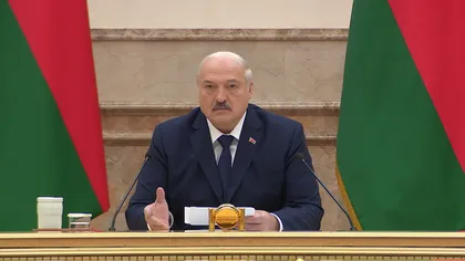 Prima apariţie publică a lui Lukaşenko, după ce s-a zvonit că ar fi grav bolnav: 
