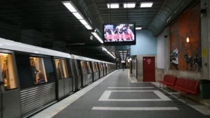 Un călător s-a aruncat în fața metroului în stația Aviatorilor. UPDATE: Bărbatul a murit