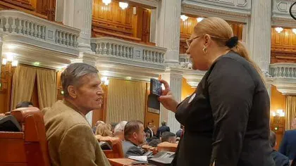VIDEO Diana Șoșoacă a făcut din nou circ în Parlament: ”N-avem nevoie de Europa! Hai sictir, AUR!”