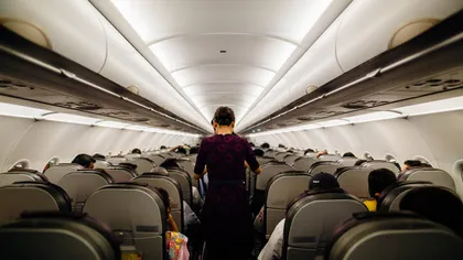Cât câștigă o stewardesă în 2023. Salariile de bază pot ajunge la câteva mii de euro pe lună, iar la acestea se adaugă și bonusuri