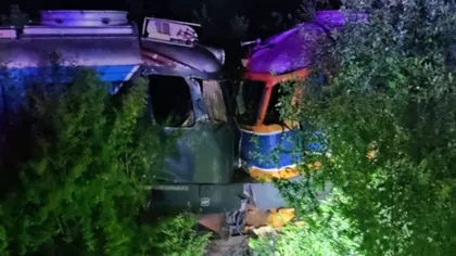 Accident pe o cale ferată din România: două locomotive s-au ciocnit frontal. Unul dintre mecanici era beat