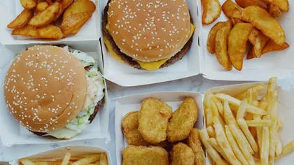 Ce se întâmplă în corpul tău dacă dacă mănânci fast-food o dată pe săptămână. Avertisment teribil transmis de specialişti