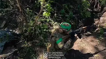O femeie soldat ia cu asalt tranşeele ruseşti de lângă Bahmut. Imagini uimitoare surprinse cu camera de corp VIDEO