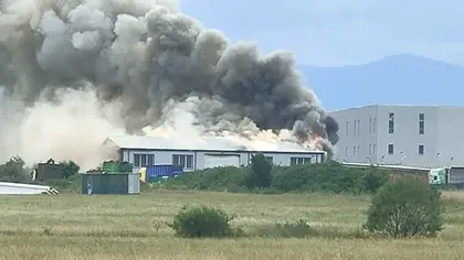 Incendiu de proporții la o hală de deșeuri din Sibiu. Fumul negru e văzut din toate cartierele orașului
