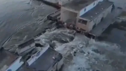 VIDEO Barajul Kakhovka, care alimentează centrala nucleară de la Zaporojie, a fost bombardat. Întreaga zonă a fost inundată, în timp ce Ucraina şi Rusia se acuză reciproc