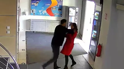 VIDEO Momentul în care Marian Olaianos o strânge de gât pe Nadine Vlădescu. Primele imagini cu agresiunea din TVR