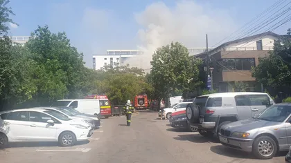 Incendiu în zona Muncii din București. Ard acoperișurile a trei case din apropierea Arenei Naționale. Un bloc de locuințe a fost evacuat - UPDATE