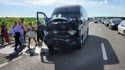 FOTO | Accident pe Autostrada A3: microbuzul cu 16 persoane și autoturismul s-au ciocnit violent