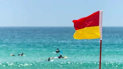 Ce semnificație au culorile steagurilor de pe plajă. Când trebuie să stai departe de valurile mării