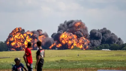 VIDEO Un avion MiG-23 s-a prăbuşit în timpul unui show aviatic. Piloţii au avut timp să se catapulteze