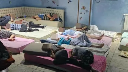 Bătrâni culcați pe jos, înghesuiți în subsolul unui nou azil al groazei, închis oficial din iulie
