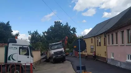 Camion scufundat în asfalt după ce strada s-a surpat sub greutatea lui VIDEO