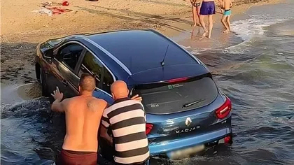 Un român s-a trezit cu mașina în mare, în Thassos, după ce a uitat să tragă frâna de mână. Ironiile au curs pe rețelele sociale: „Interior/exterior pe gratis”