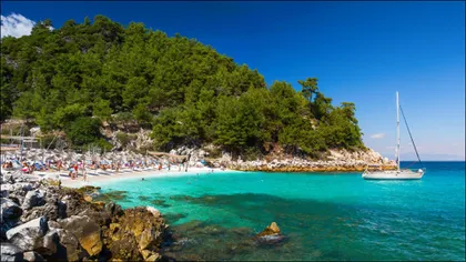 Turiștii români, tot mai dezamăgiți de plajele de pe insulele grecești. Aglomerația, principalul inconvenient: 