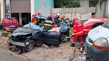 Accident grav în Petroşani: Un şofer a intrat cu BMW-ul în şase maşini parcate